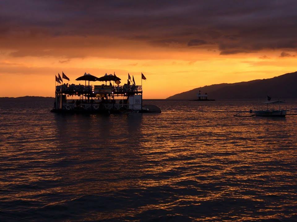 Arazona Floating Bar